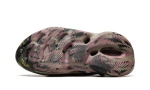 Yeezys FOAM RUNNER “MX Carbon”