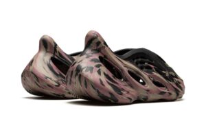 Yeezys FOAM RUNNER “MX Carbon”